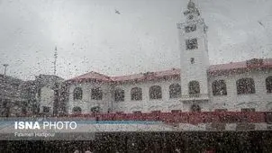 تصاویر چشم نواز از بارش باران در میدان شهرداری رشت