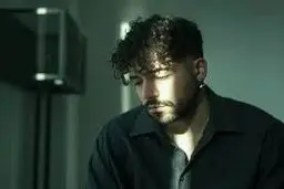 خلاصه‌نویسی و ساخت موسیقی علاوه بر زندان