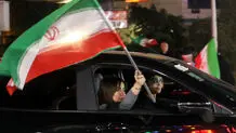 عکسی که جماران از دو دختر سوار بر خودرو در تجمع دیشب تهران منتشر کرد