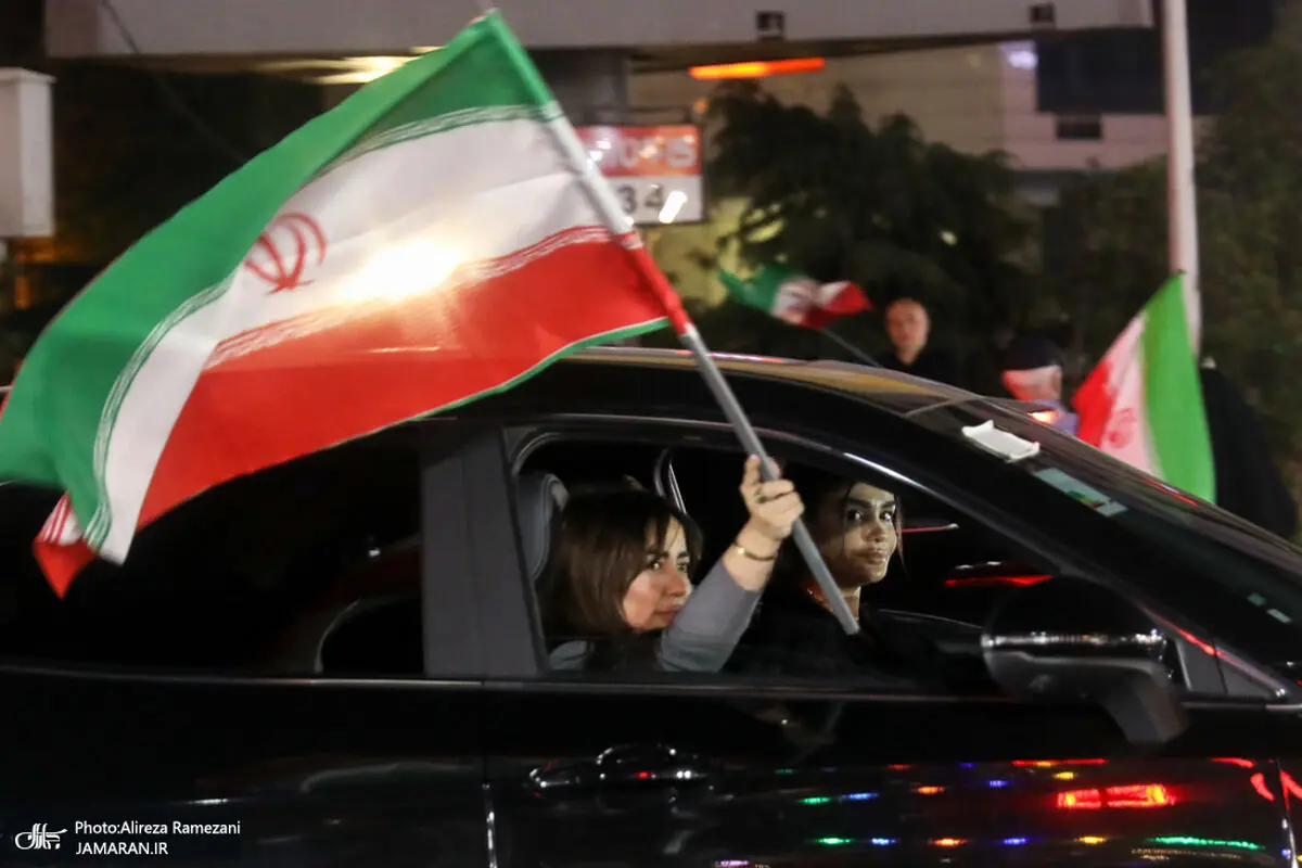 عکسی که جماران از دو دختر سوار بر خودرو در تجمع دیشب تهران منتشر کرد