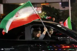 عکسی که جماران از دو دختر سوار بر خودرو در تجمع دیشب تهران منتشر کرد