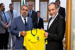 عراقچی پیراهن تیم ملی فوتبال برزیل و آرژانتین را هدیه گرفت + عکس