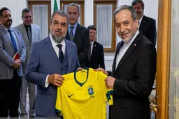 عراقچی پیراهن تیم ملی فوتبال برزیل و آرژانتین را هدیه گرفت + عکس