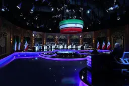 لحظات اولیه حضور کاندیداهای انتخابات ریاست جمهوری در استودیوی مناظره؛ دکور مناظره دوم تغییر کرد/ ویدئو