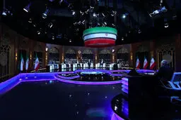 لحظات اولیه حضور کاندیداهای انتخابات ریاست جمهوری در استودیوی مناظره؛ دکور مناظره دوم تغییر کرد/ ویدئو