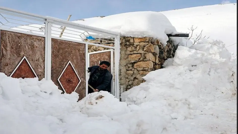 نماینده کوهرنگ: امکانات جوابگوی حجم برف نیست/ تخلیه اضطراری 12 خانه در روستاهای کوهرنگ
