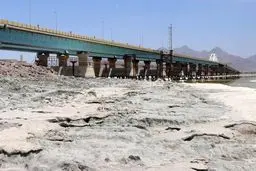 نماینده مجلس: خشکی دریاچه ارومیه تبعات گرانی برای همسایگان ایران خواهد داشت/ حیات ۵ میلیون نفر در معرض خطر است

