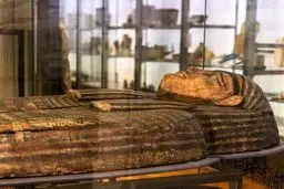 پیکر زن 2700 ساله در موزه بماند یا نه ؟