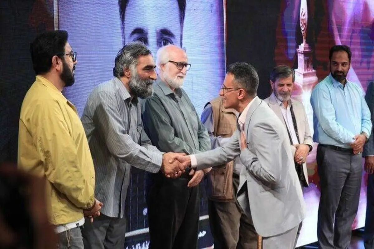 نشان ملی پارسی‌جان به بنیان‌گذار گنجور اعطا شد