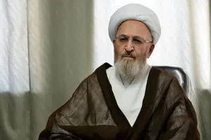 تا دقایقی دیگر آیت‌الله سبحانی بر پیکر رهبر شهید نماز می‌خواند