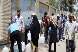 قطعی چند روزه آب در زاهدان؛ مردم همچنان در صف آب/ گلایه شهروندان: آب برای شستشو هم نداریم / مجبوریم در ایستگاه‌های مختلف آب در صف‌های طویل ساعت‌ها بمانیم

