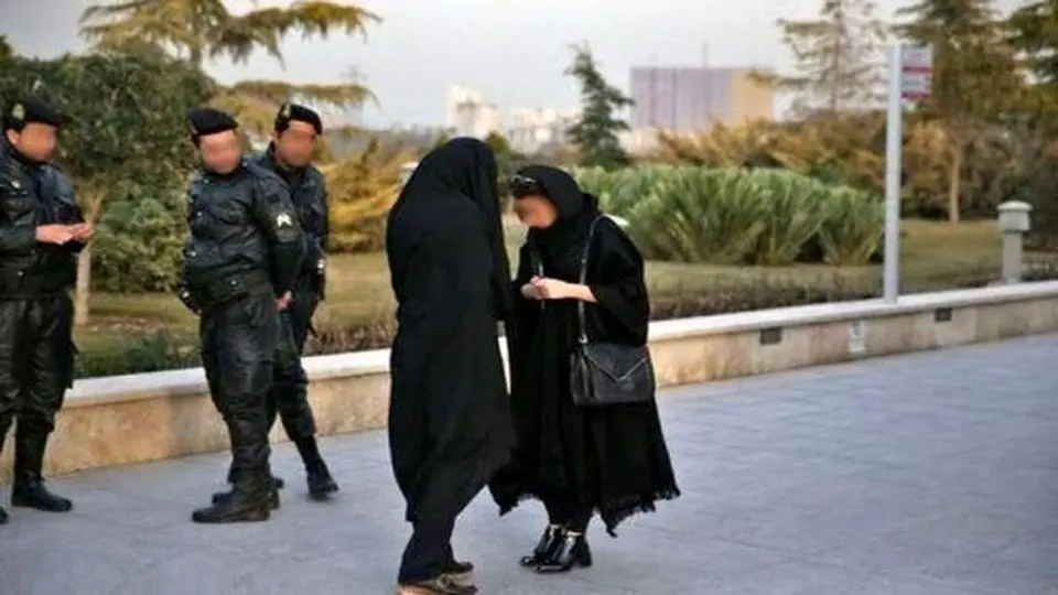  پلیس اماکن ملزم کرده برای جلوگیری از ورود زنان بی‌حجاب مامور جلوی درهای ورودی بگذاریم