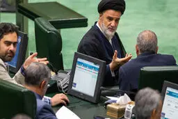 نمایندگان جنجالی جبهه پایداری لباس سپاه پوشیدند + عکس