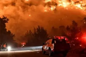 تنگه داردانل همچنان بسته است / آتش‌سوزی ادامه دارد