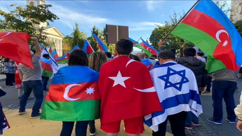 جولان  پرچم‌های ترکیه و  باکو  در آذربایجان

