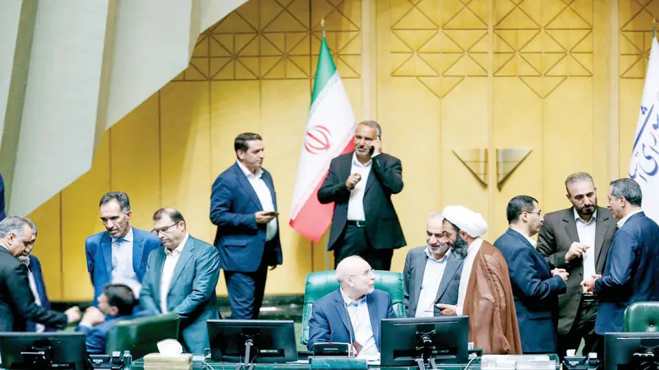 مجلس، میدان جدال چنارها و پاجوشها