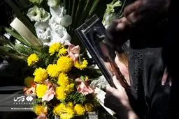 بی‌قراری دردناک مادر و دوستان آرمیتا گراوند در مراسم خاکسپاری/ عکس
