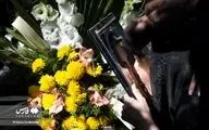 بی‌قراری دردناک مادر و دوستان آرمیتا گراوند در مراسم خاکسپاری/ عکس
