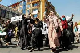 به احترام قرآن، حق نگیرید از زنان

