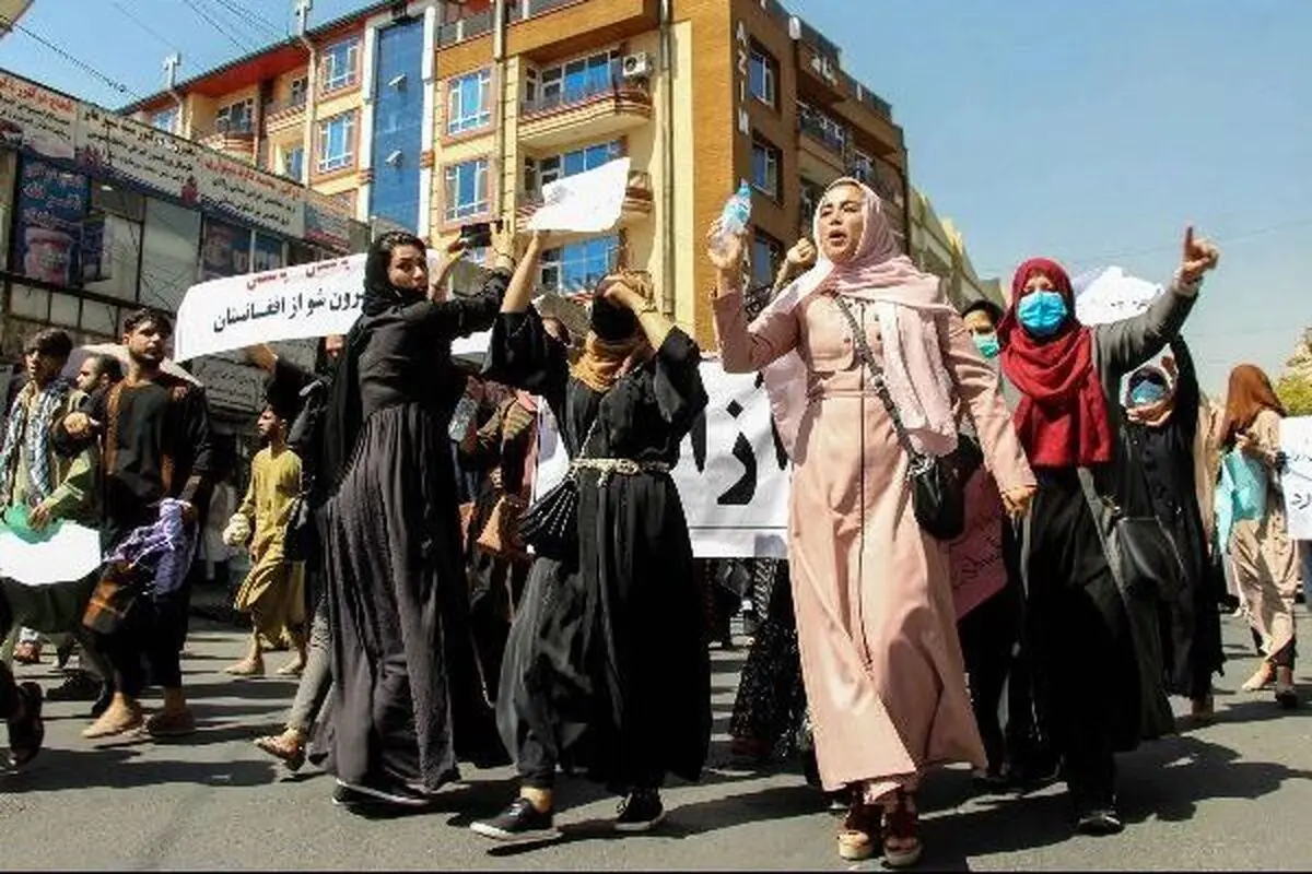به احترام قرآن، حق نگیرید از زنان

