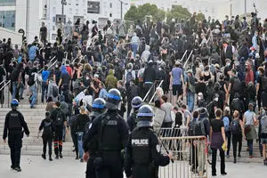 اعتراض‌ها علیه دولت فرانسه با حدود ۲۰۰ بازداشتی/ مکرون با بحران کاهش محبوبیت مواجه شد
