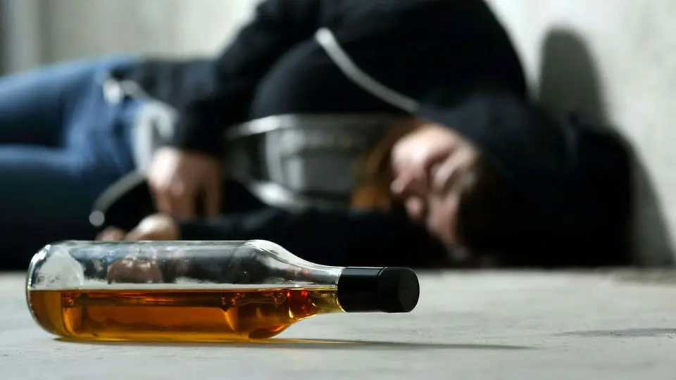 ۸۸ نفر در کرج به خاطر مصرف مشروبات الکلی راهی بیمارستان شدند/ فوت ده‌ها نفر تا این لحظه!

