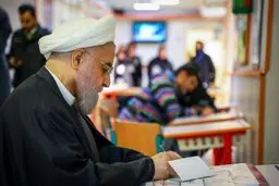 روحانی رأی خود را به صندوق انداخت