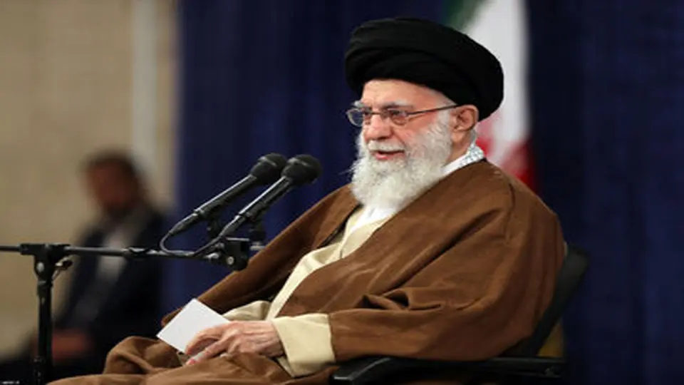 معنای حدیث نصب شده در محل سخنرانی رهبری /عکس