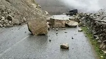 هشدار به مسافران نسبت به احتمال سقوط سنگ در جاده چالوس/ توقف نکنید