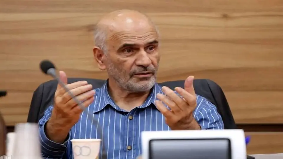 فرشاد مومنی: خام فروشی مافیا زاست