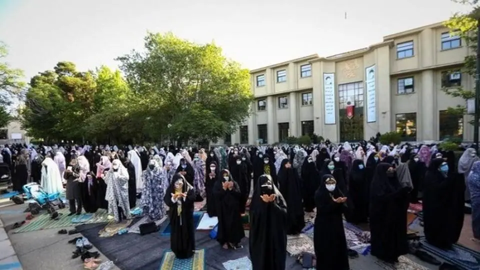 اقامه نماز عید فطر به امامت حجت الاسلام صدیقی در دانشگاه تهران 