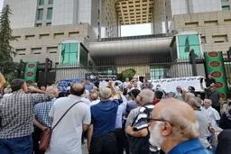 تجمع اعتراضی مقابل وزارت راه و شهرسازی