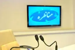 سوالاتی که تا انتهای مناظره قرار است از نامزد‌ها پرسیده شود، روی میزشان قرار دارد