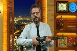 مجریان  تلویزیون اسلحه به دست برنامه اجرا می‌کنند! + عکس