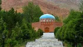 هیچ نشانه‌ای از زبان فارسی بر مزار پدر شعر فارسی نیست

