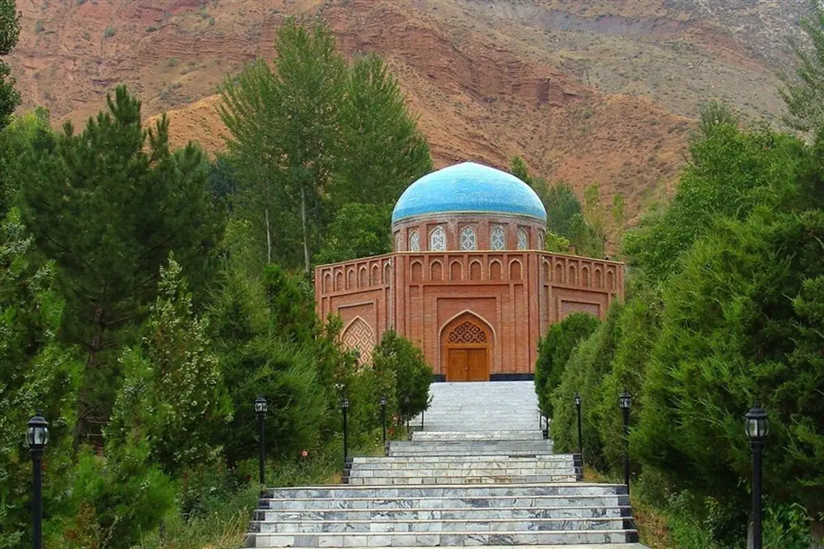 هیچ نشانه‌ای از زبان فارسی بر مزار پدر شعر فارسی نیست

