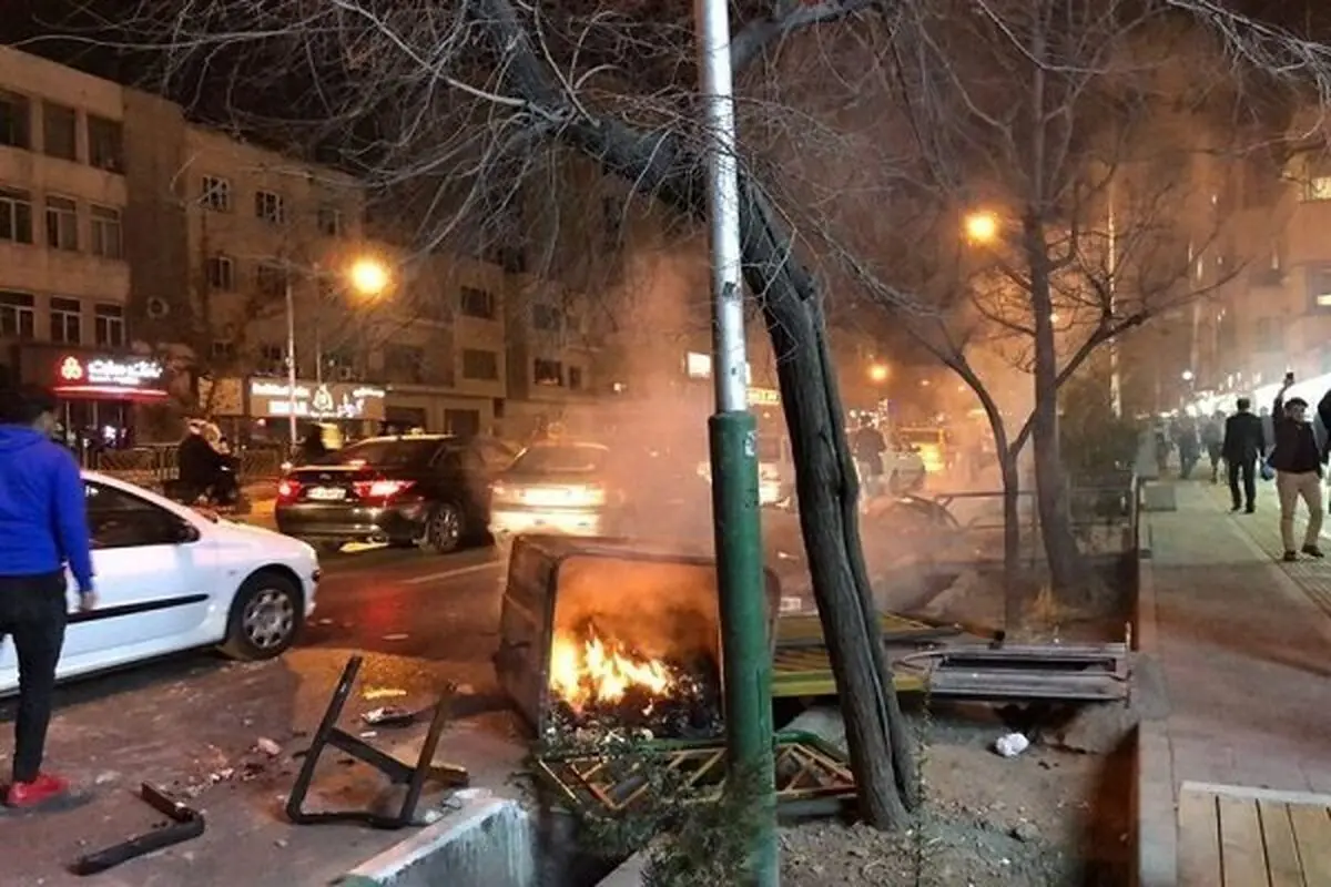 چرا نحوه مقابله با معترضان در زاهدان متفاوت است؟/می خواهید در برابر حمله مسلحانه شیرینی پخش کنند؟!