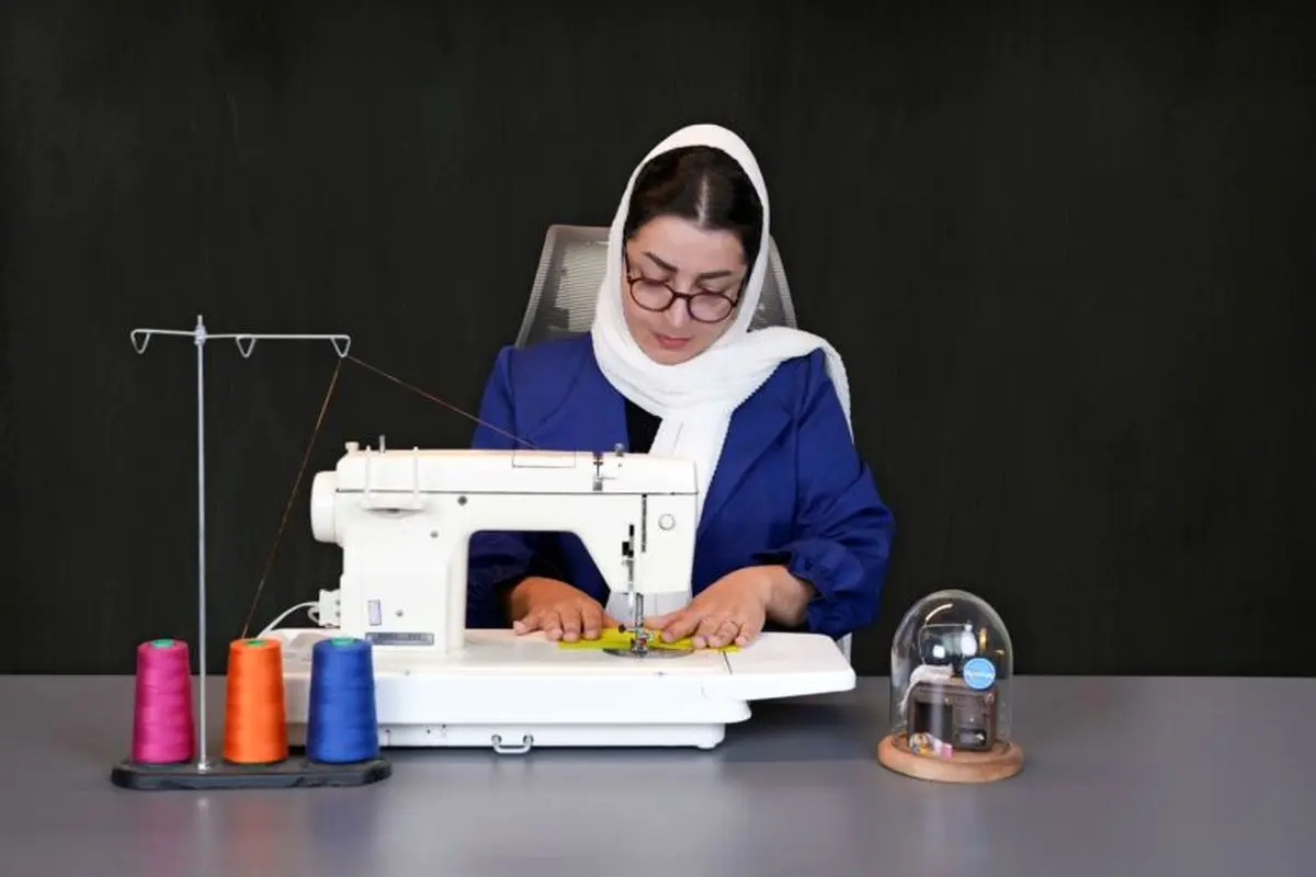 توجه رسانه مد و فشن انگلیسی به معصومه محمدی، زن ایرانی که آموزش خیاطی را متحول کرد

