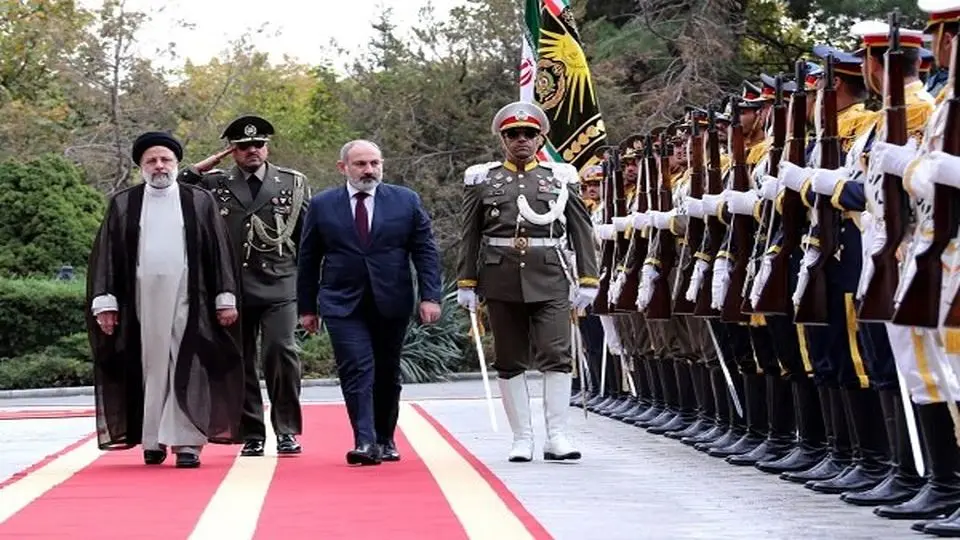 Raeisi officially welcomes Armenian PM in Tehran