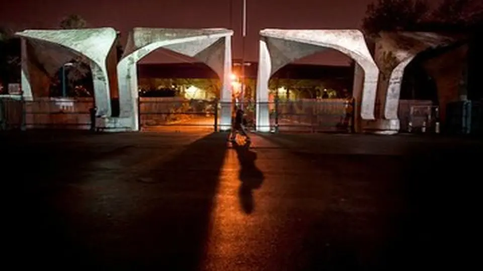 خودروی گشتی پلیس در اطراف کوی دانشگاه آن شب خاص جای دیگر ماموریت بود