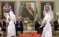پذیرایی از ترامپ با سنت قدیمی عربستانی/ ترامپ قهوه گرفت اما نخورد!+ویدئو