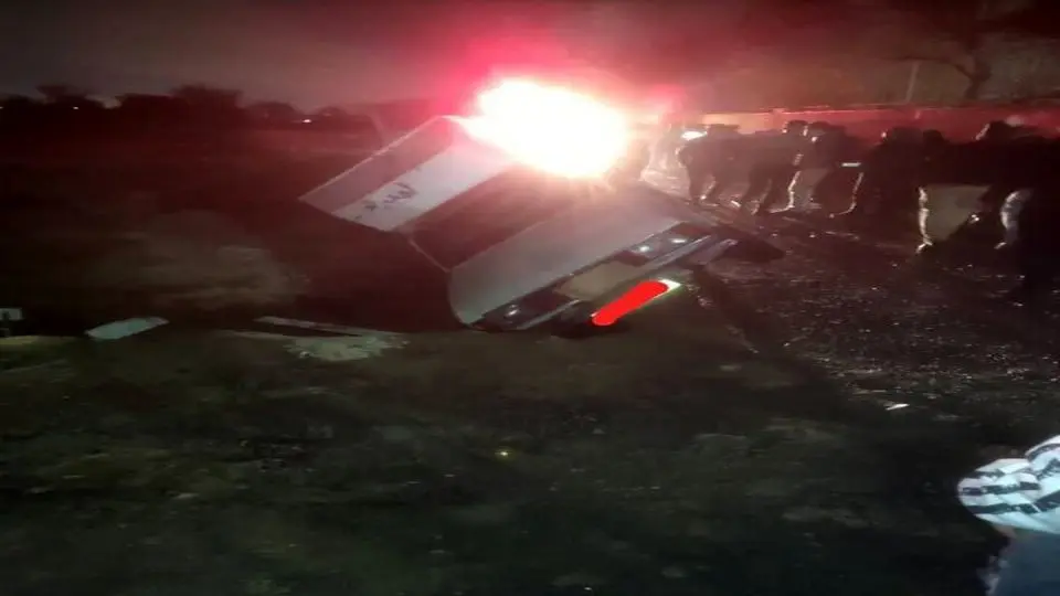 فرونشست زمین در شهرک ولیعصر سه خودرو را گرفتار کرد / عملیات موفق آتش‌نشانی بدون مصدوم

