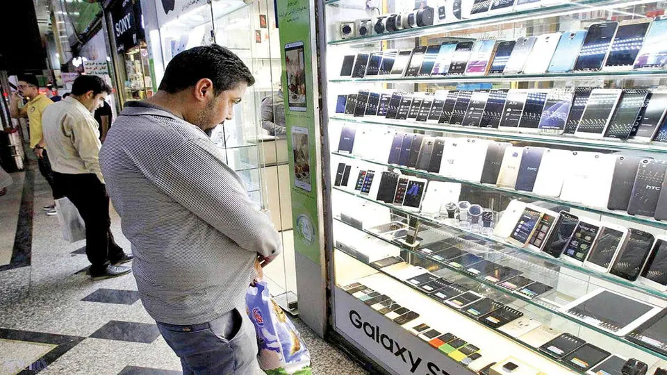 کاهش ۳۰ درصدی فروش موبایل در ۱۴۰۱
