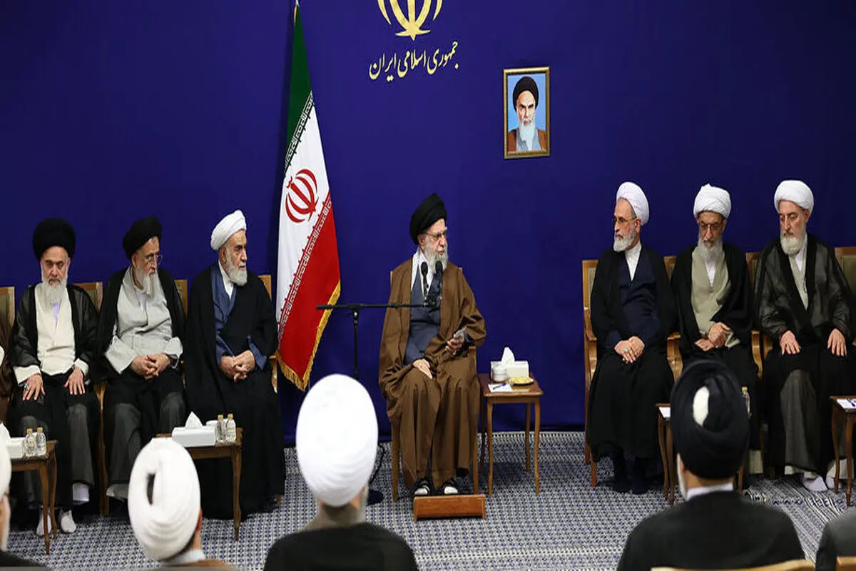 تصاویری جدید از رهبر انقلاب در دیدار با دست‌اندرکاران کنگره بین‌المللی علامه میرزای نائینی + عکس