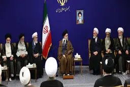 تصاویری جدید از رهبر انقلاب در دیدار با دست‌اندرکاران کنگره بین‌المللی علامه میرزای نائینی + عکس