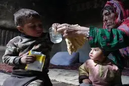 نزدیک به پنج میلیون مادر و کودک افغان در معرض بحران سوءتغذیه