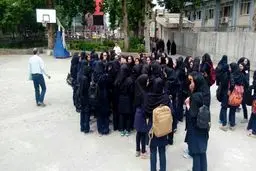 تجمع اولیای دانش‌آموزان یک مدرسه دخترانه شناخته‌شده در تهران