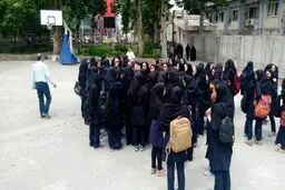 تجمع اولیای دانش‌آموزان یک مدرسه دخترانه شناخته‌شده در تهران