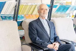 دیوار بلند بین مزرعه و دانشگاه