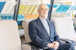 دیوار بلند بین مزرعه و دانشگاه